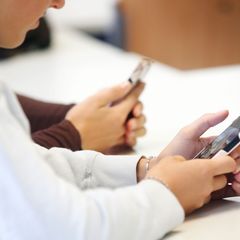 16- bis 18-Jährige sprechen sich gegen ein Handyverbot an Schulen aus (Archivbild). Foto: Roland Weihrauch/dpa