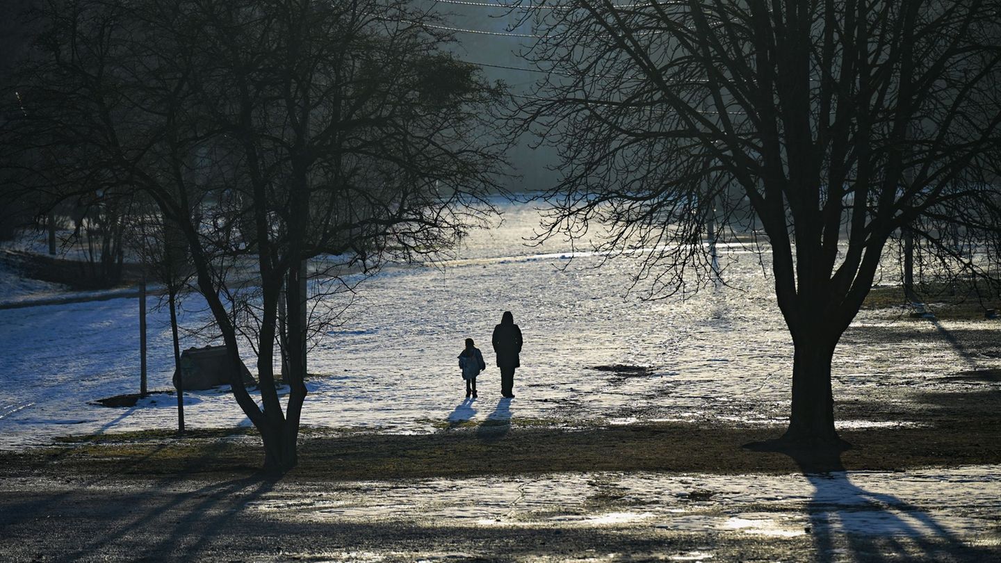 Noch ist der Winter nicht vorbei. In Teilen Bayerns könnte es wieder leicht schneien. (Archivbild) Foto: Malin Wunderlich/dpa
