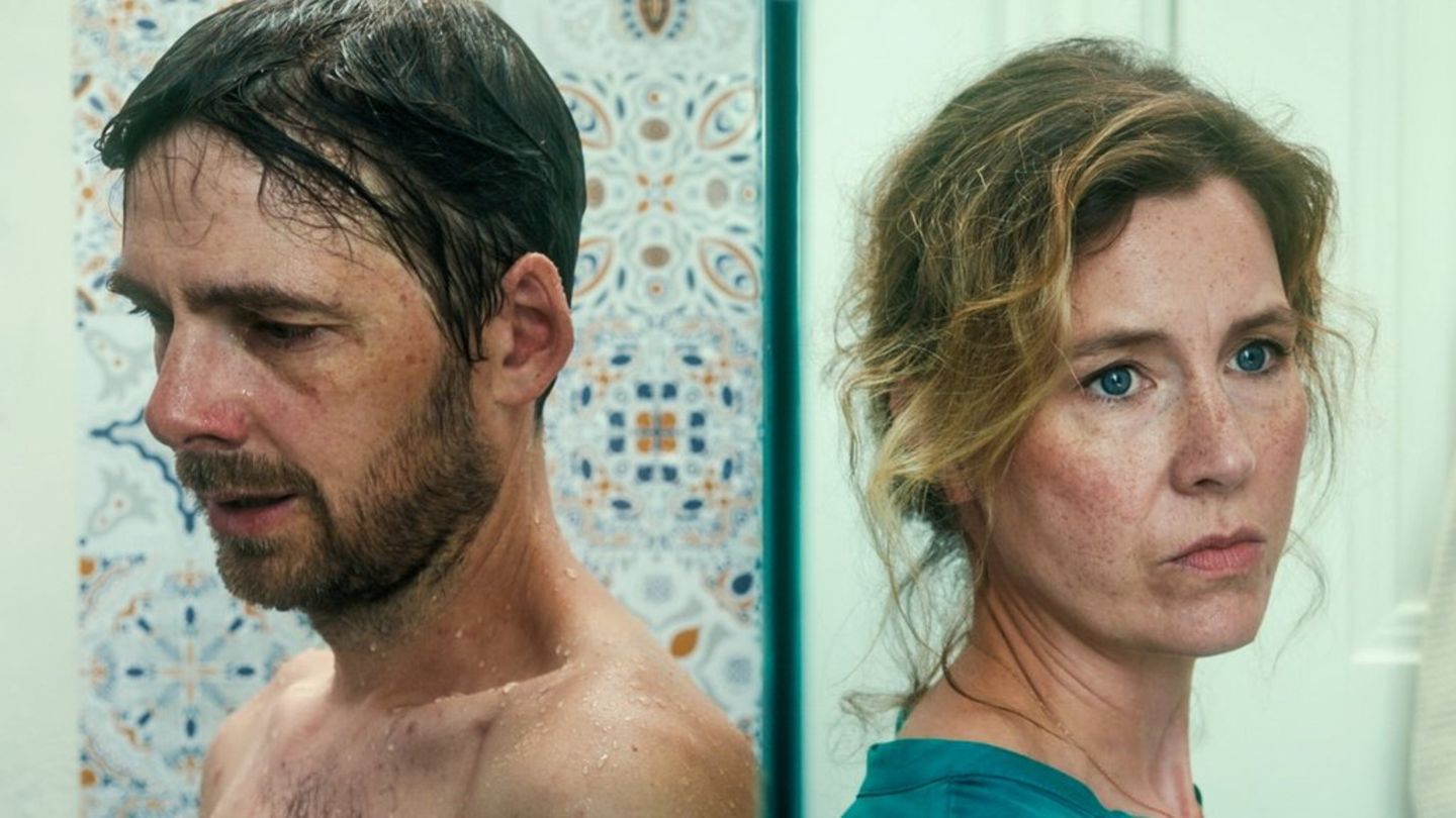 "Tage, die es nicht gab - Tödliche Geheimnisse 2": Filip (Stefan Pohl) und Christiane (Franziska Hackl) stehen vor dem Beziehu