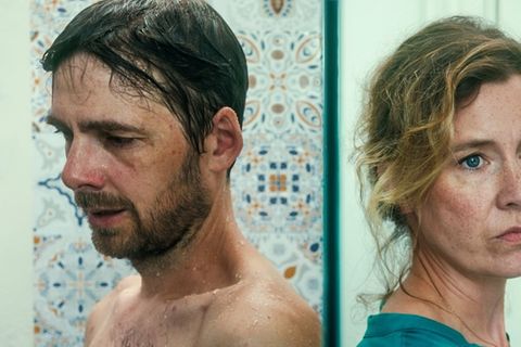 "Tage, die es nicht gab - Tödliche Geheimnisse 2": Filip (Stefan Pohl) und Christiane (Franziska Hackl) stehen vor dem Beziehu