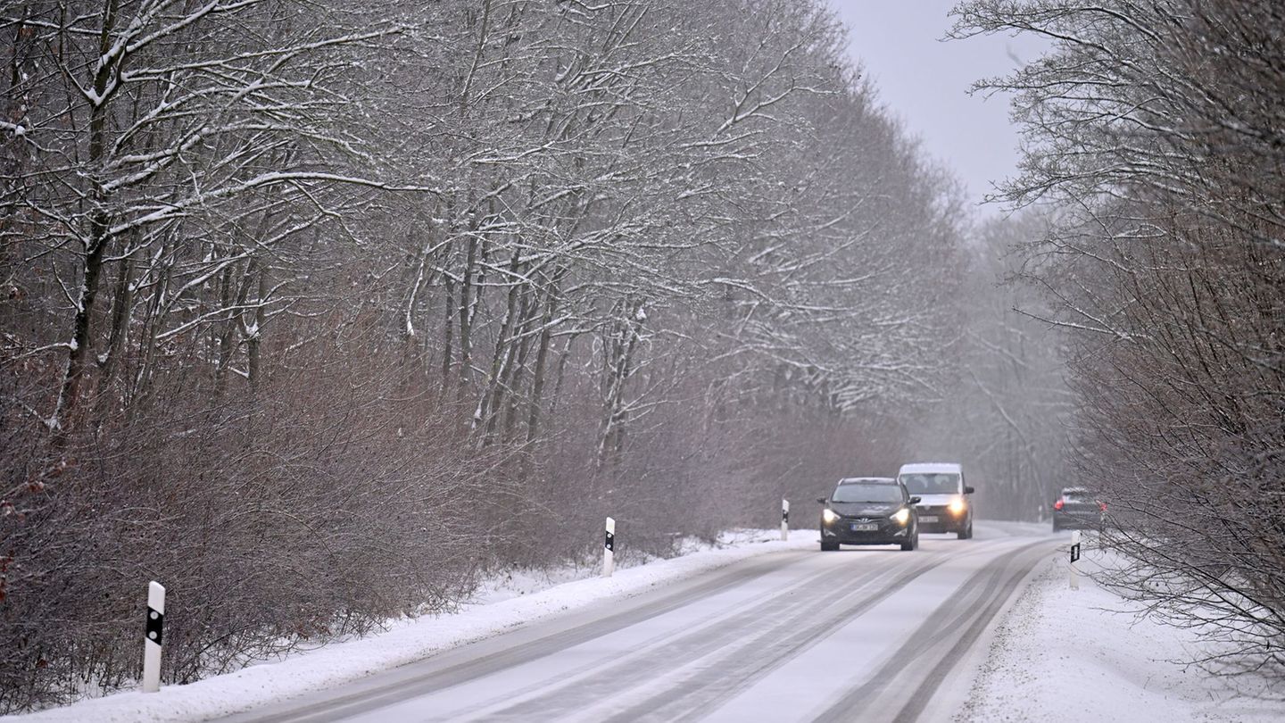 Schnee und Regen machen es Autofahrerinnen und Autofahrern schwer. (Archivbild) Foto: Martin Schutt/dpa