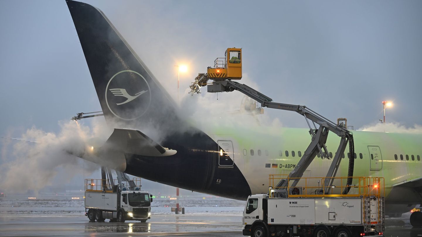 Am Mittwoch mussten Flugzeuge am Frankfurter Flughafen enteist werden. Foto: Michael Brandt/dpa