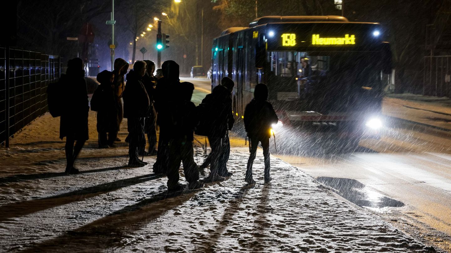 Wer mit öffentlichen Verkehrsmitteln unterwegs ist, sollte wegen Schnee und Eis mehr Zeit einplanen. (Archivbild) Foto: David Eb