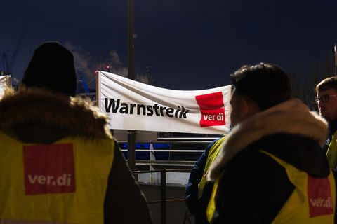 Verdi ruft ab heute zu Warnstreiks in niedersächsischen Häfen auf (Symbolbild). Foto: Marcus Golejewski/dpa