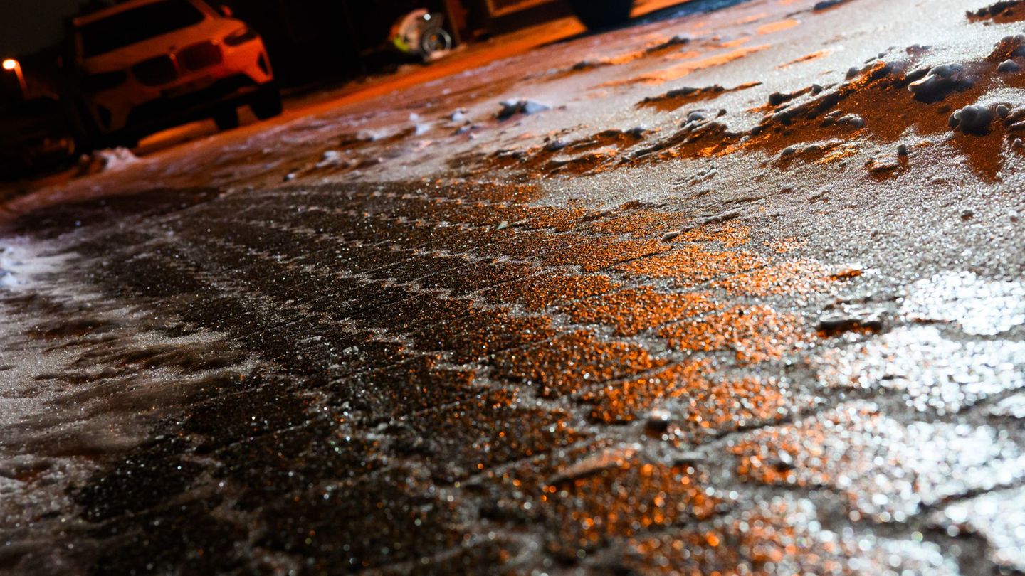 In Heilbronn kam es aufgrund von Glätte zu mehreren Unfällen. (Symbolbild) Foto: Julian Stratenschulte/dpa