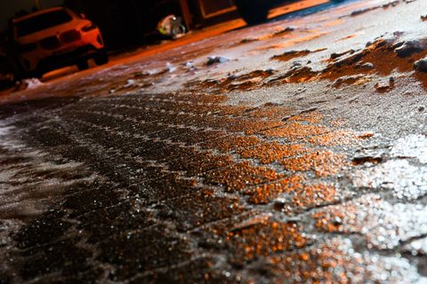 In Heilbronn kam es aufgrund von Glätte zu mehreren Unfällen. (Symbolbild) Foto: Julian Stratenschulte/dpa