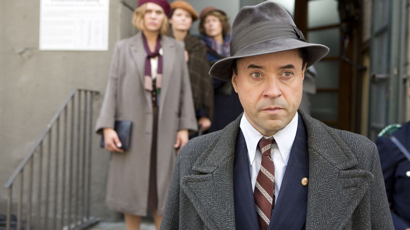 Albert Goldmann (Jan Josef Liefers), der für die SPD im Reichstag sitzt, schmuggelt gefährliche Fracht ins zunehmend nach rechts driftende Deutschland.