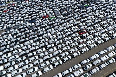 Bereit für den Export: Autos von Volkswagen in Emden