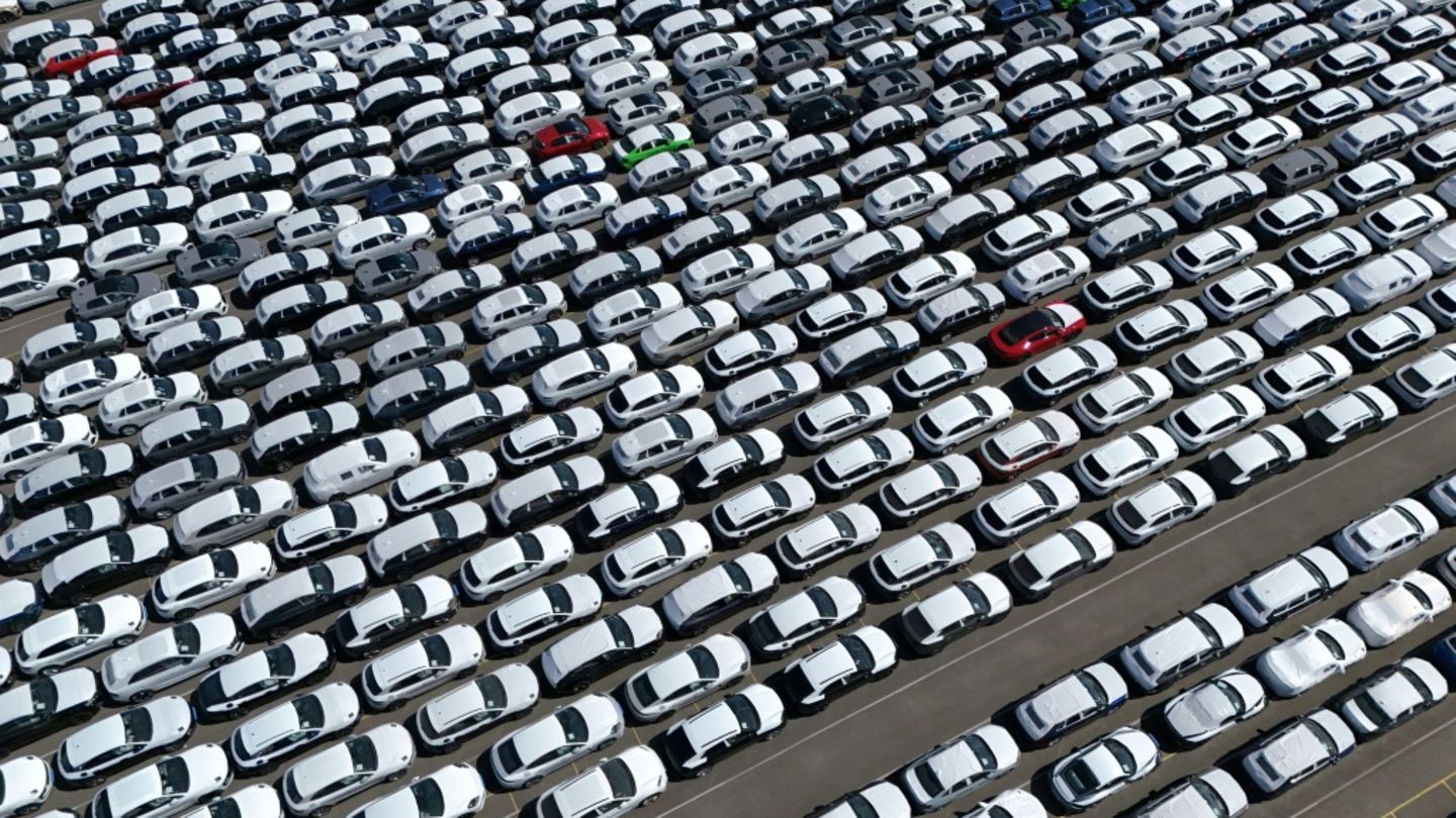 Bereit für den Export: Autos von Volkswagen in Emden