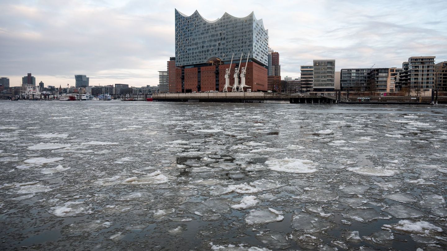 Am Mittwoch und Donnerstag bleibt das Wetter im Norden weiterhin eisig. Foto: Daniel Bockwoldt/dpa