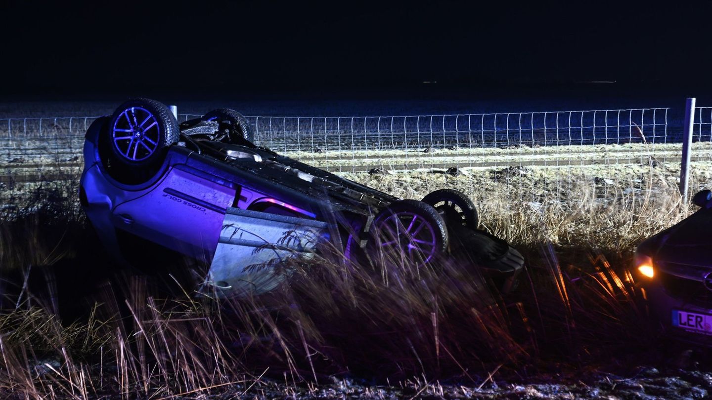 Nach einem Unfall bleibt ein Auto auf dem Dach liegen. Foto: Lars Penning/dpa