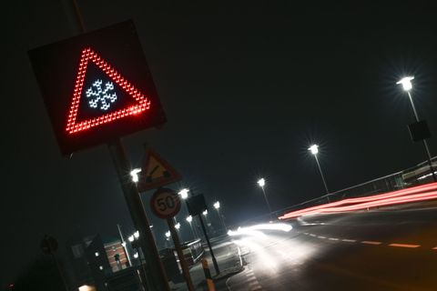 Der Wetterdienst warnt vor Glätte in einigen Regionen Niedersachsens und in Bremen. Foto: Lars Penning/dpa