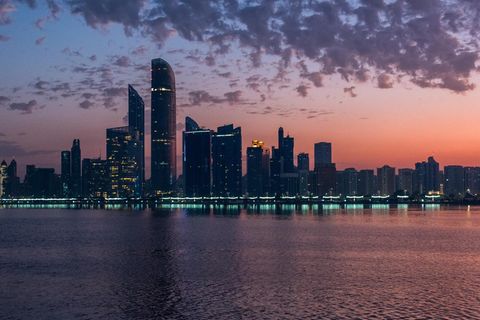 Skyline von Abu Dhabi – Vertreter der Ukraine und Russland verhandeln dort