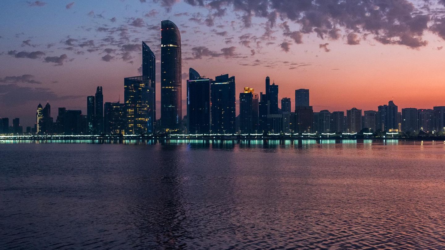 Skyline von Abu Dhabi – Vertreter der Ukraine und Russland verhandeln dort
