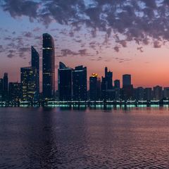 Skyline von Abu Dhabi – Vertreter der Ukraine und Russland verhandeln dort