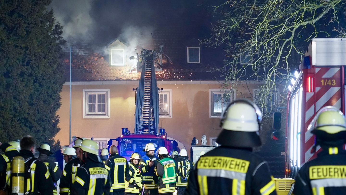 Die Feuerwehr rückte Montagabend zu dem Großeinsatz aus. Foto: Braun/swd-medien/dpa