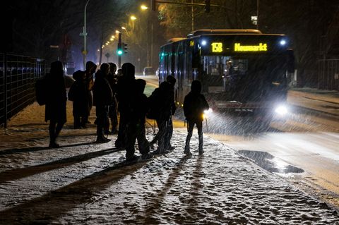 Wer mit öffentlichen Verkehrsmitteln unterwegs ist, sollte wegen Schnee und Eis mehr Zeit einplanen. (Archivbild) Foto: David Eb