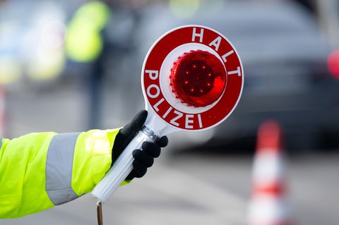 Das Geld wurde bei einer Verkehrskontrolle im Wagen des Mannes gefunden. (Symbolbild) Foto: Sven Hoppe/dpa