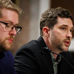 Brent Ganger (r.) spricht neben seinem Bruder Luke Ganger über den Tod ihrer Schwester Renée Goods in Minneapolis