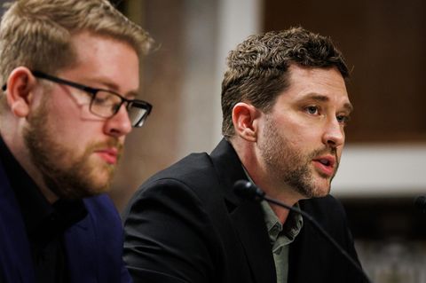 Brent Ganger (r.) spricht neben seinem Bruder Luke Ganger über den Tod ihrer Schwester Renée Goods in Minneapolis