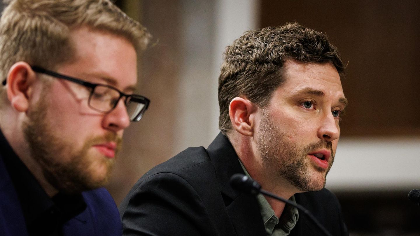 Brent Ganger (r.) spricht neben seinem Bruder Luke Ganger über den Tod ihrer Schwester Renée Goods in Minneapolis