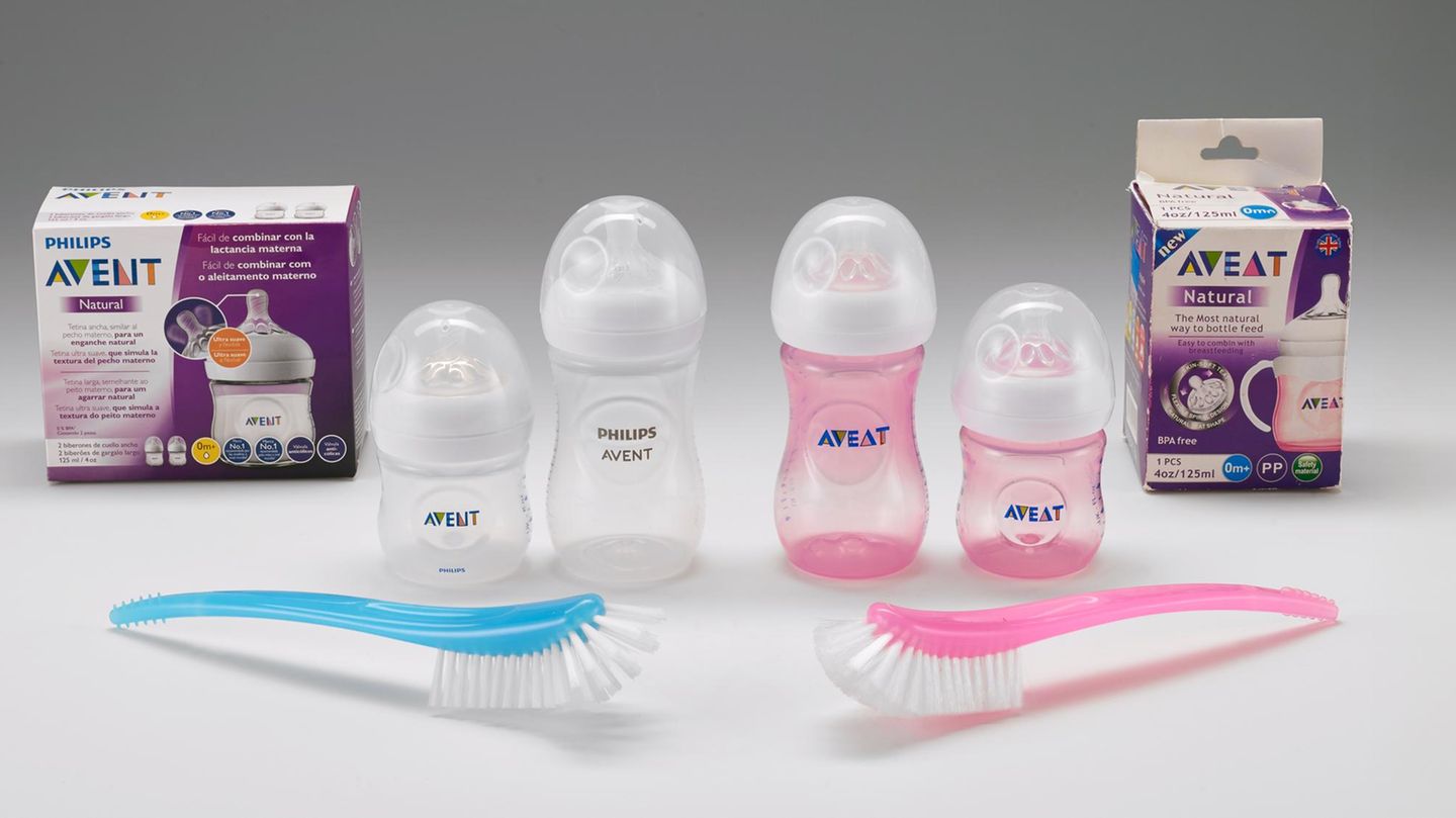 Ein chinesischer Hersteller kopierte das Flaschen-Set für Neugeborene von Philips Avent (links) und verkaufte es zu einem Fünftel des Preises unter dem Namen "Aveat" online sowie vor Ort in Lateinamerika, Nigeria und Südostasien. Dass der Kunststoff der Billigfläschchen den Anforderungen an Babyprodukte genüge sei angesichts bedenklicher hygienischer Zustände in den Fabriken vor Ort und fehlender Qualitätskontrollen zu bezweifeln, erklärt die Plagiarius-Jury. Ein Gericht verurteilte die Fälscher bereits zu Unterlassung und Schadenersatz.