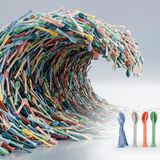 Mit einer ganzen Flut an Plagiaten sind die "Klikk"-Bestecksets der südhessischen Firma Koziol (vorne rechts) konfrontiert. Trotz Designschutz bieten verschiedene chinesische Hersteller die Billig-Nachahmungen immer wieder auf Plattformen wie Alibaba an. Die Plattform löscht zwar einzelne illegale Angebote auf Hinweis – doch ständig ploppen neue auf. Aus den Fotos der gefälschten Produkte ließ die Aktion Plagiarius von einer Bild-KI diese bedrohliche Welle erstellen.