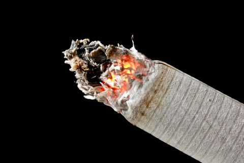 Tabaksteuer hoch: Eine glimmende Zigarette