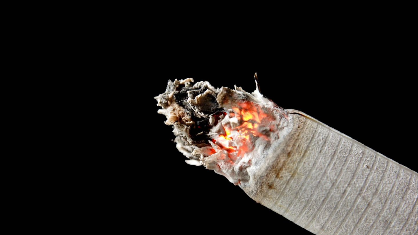 Tabaksteuer hoch: Eine glimmende Zigarette