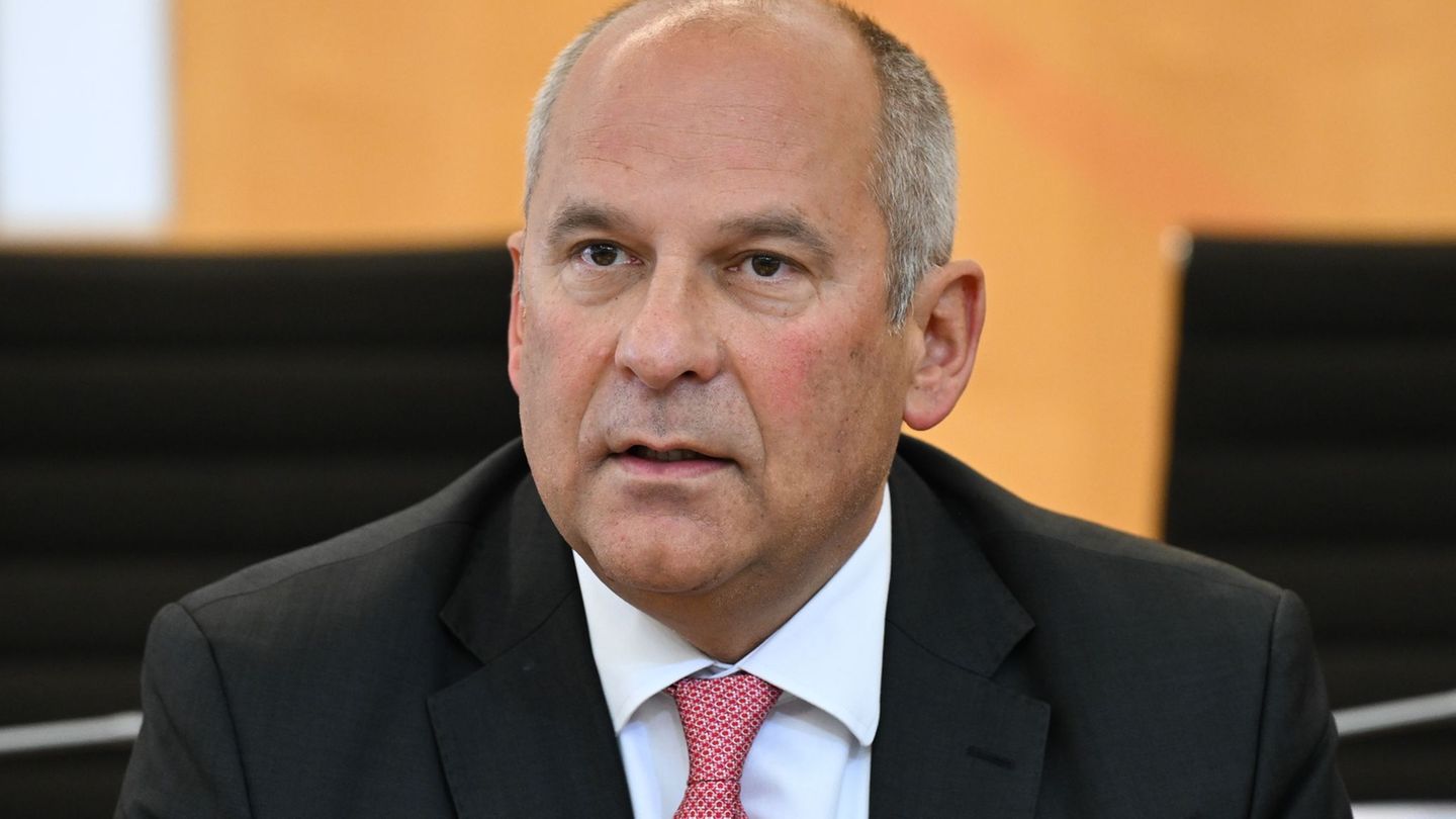 Hessens Innenminister Roman Poseck (Archivbild). Zu den Schwerpunkten der hessischen Innenpolitik soll 2026 die Innenstadtoffens