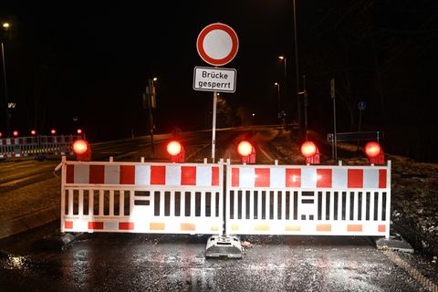 Die Jann-Berghaus-Brücke in Leer wurde infolge des Warnstreiks für den Verkehr gesperrt. Foto: Lars Penning/dpa