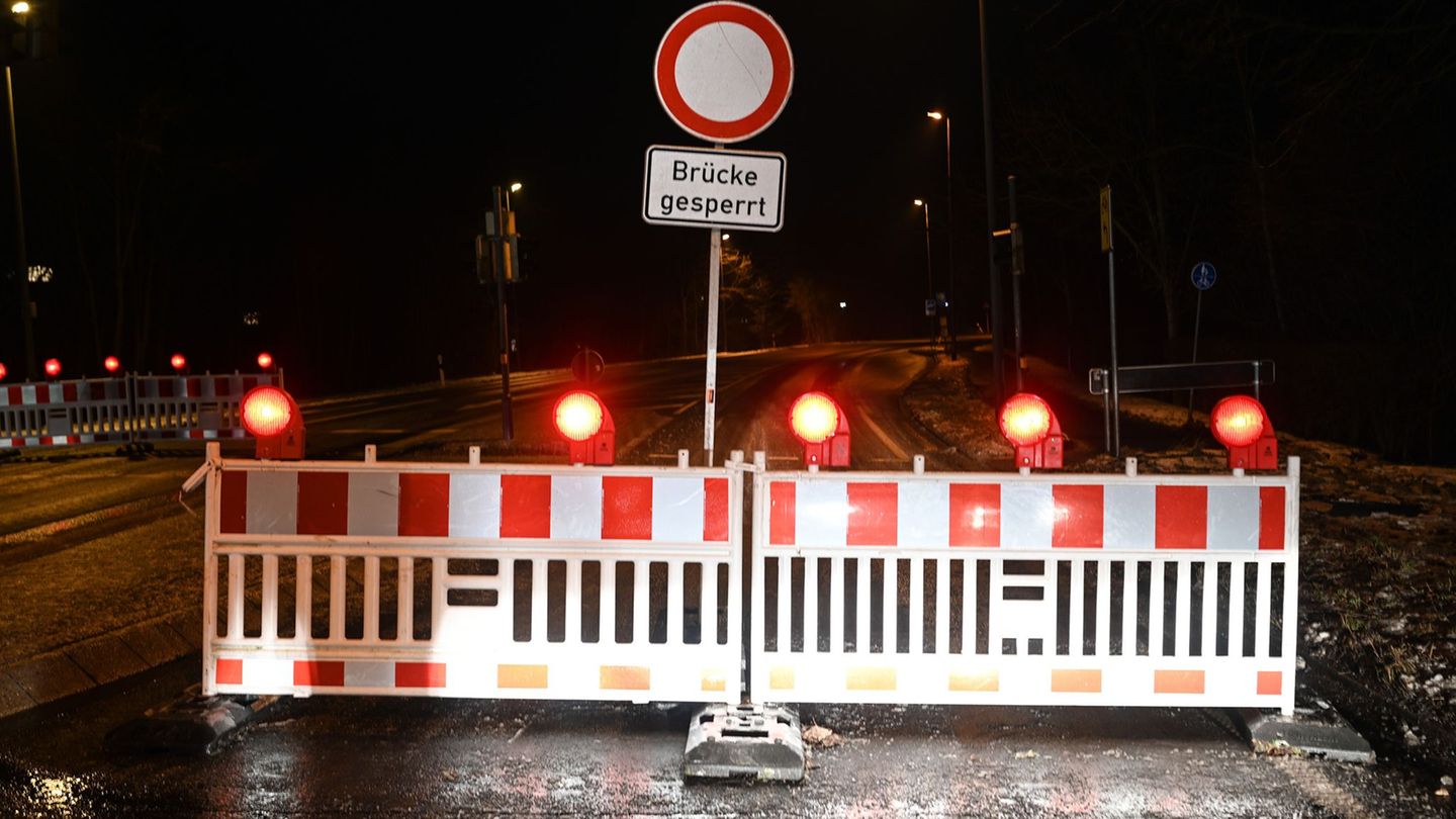 Die Jann-Berghaus-Brücke in Leer wurde infolge des Warnstreiks für den Verkehr gesperrt. Foto: Lars Penning/dpa