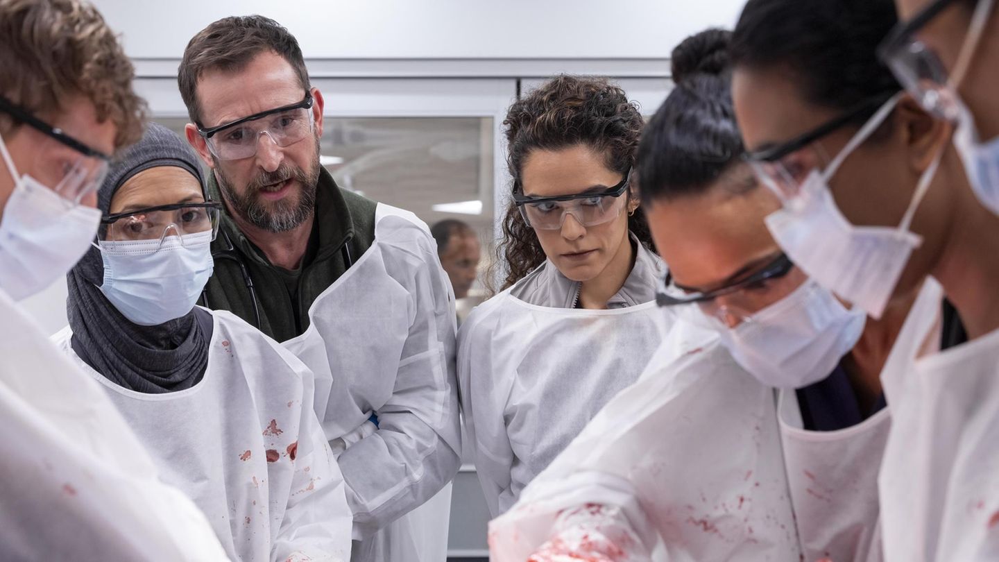 Noah Wyle spielt in der Serie "The Pitt" einen überlasteten Notaufnahme-Arzt.