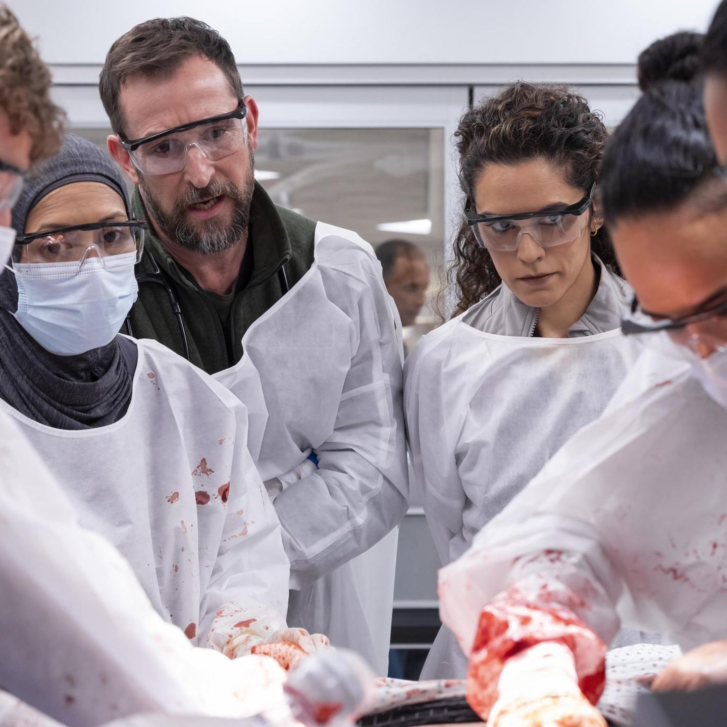 Noah Wyle spielt in der Serie "The Pitt" einen überlasteten Notaufnahme-Arzt.