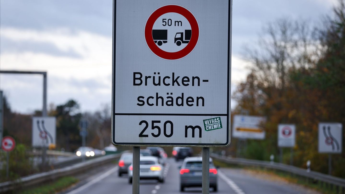 Die Agra-Brücke muss abgestützt werden. (Archivbild) Foto: Jan Woitas/dpa
