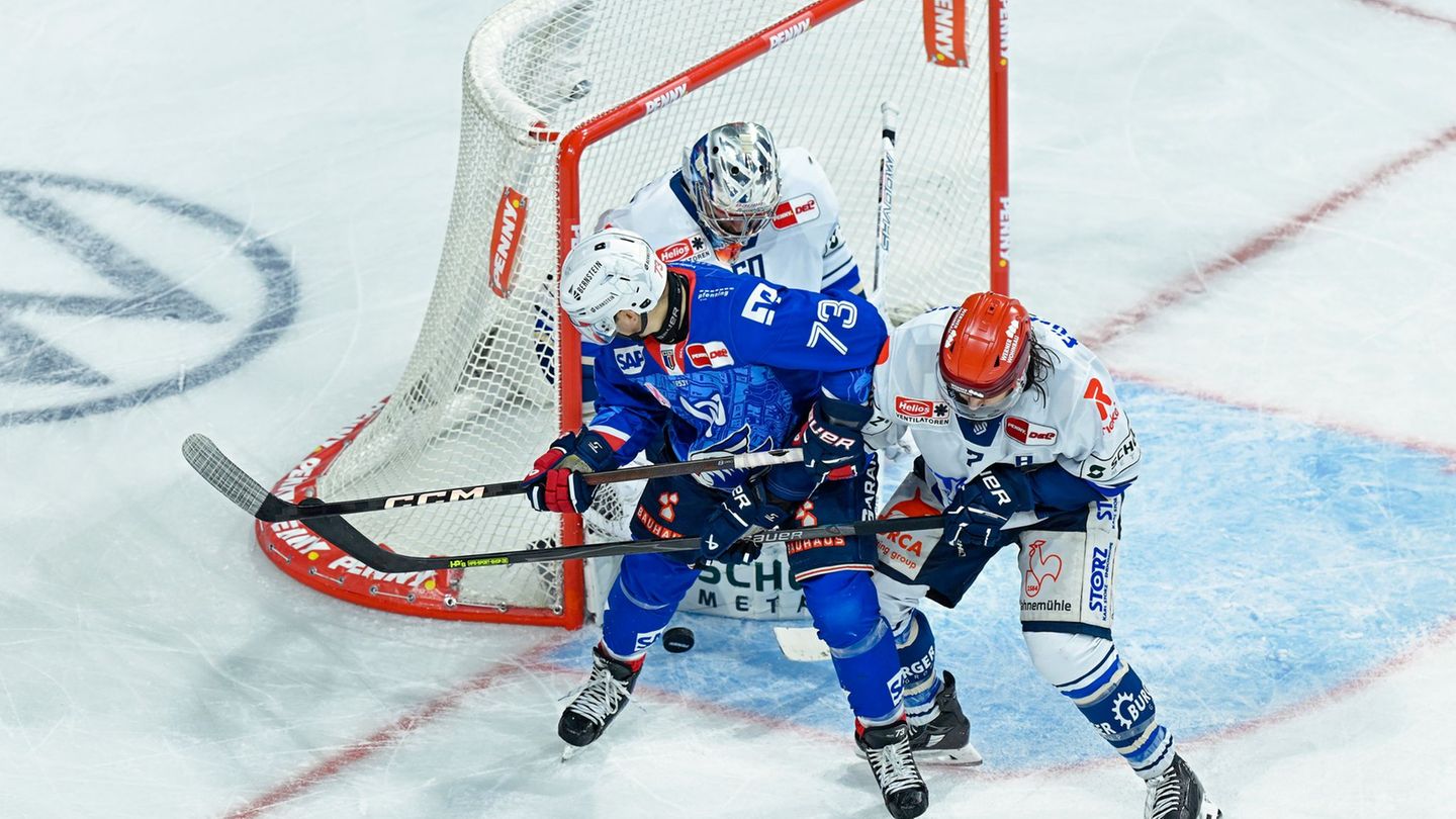 Zach Solow wird auch in der kommenden Saison für die Adler Mannheim spielen. Foto: Uwe Anspach/dpa