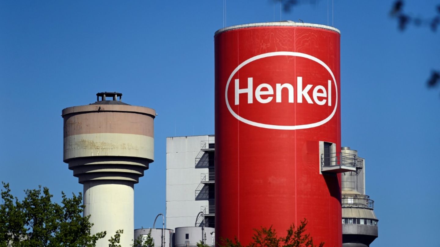 Logo von Henkel auf Fabrikturm in Düsseldorf 2022