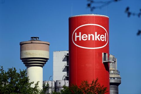 Logo von Henkel auf Fabrikturm in Düsseldorf 2022