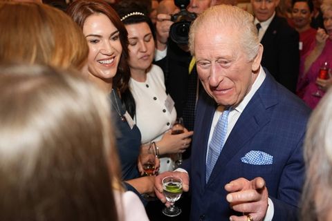 König Charles zeigt sich bei dem Empfang bestens gelaunt.