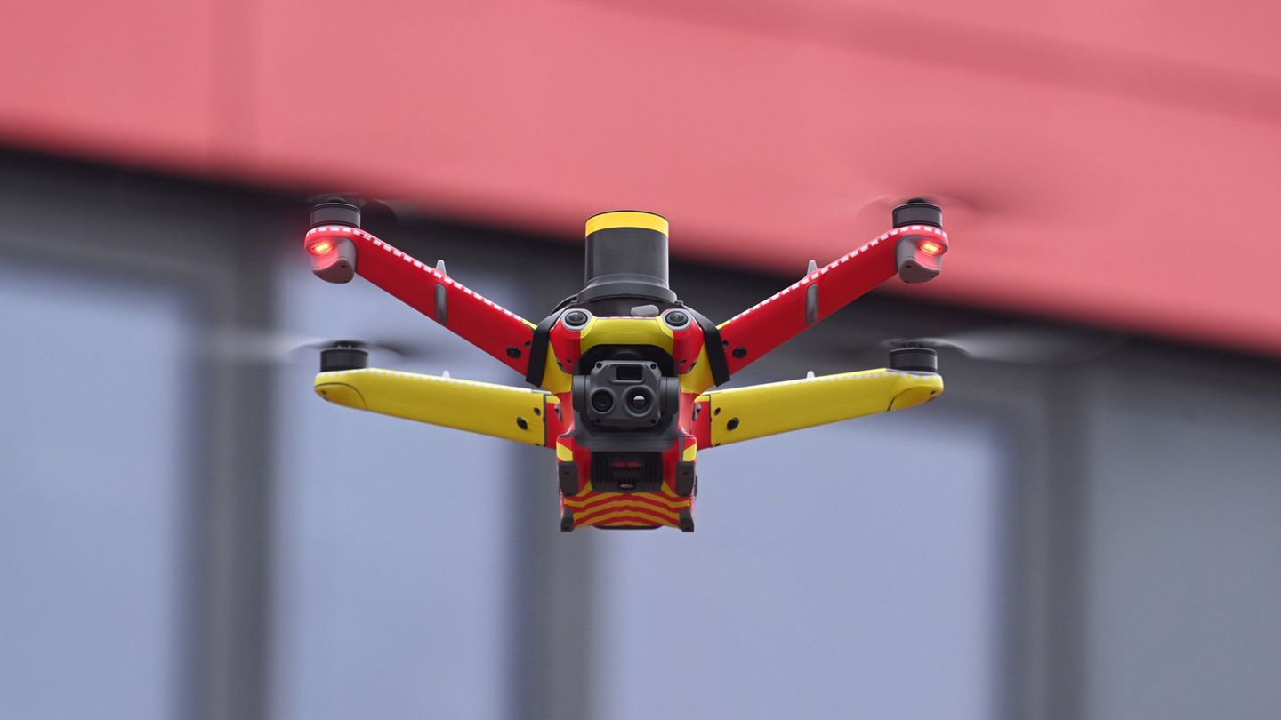 Automatisierte Drohneneinsätze sollen der Feuerwehr zu schneller Lageeinschätzung helfen. (Archivbild) Foto: Felix Hörhager/dpa