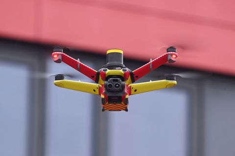 Automatisierte Drohneneinsätze sollen der Feuerwehr zu schneller Lageeinschätzung helfen. (Archivbild) Foto: Felix Hörhager/dpa