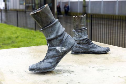 Nur die Schuhe sind von Teddy Baldocks Statue übriggeblieben, die vier Verdächtige abgerissen und gestohlen haben