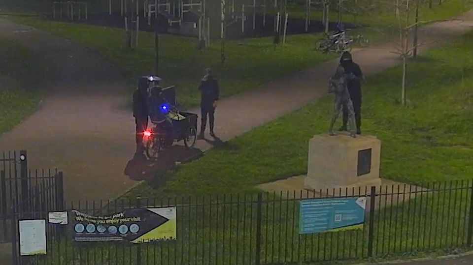 Eine Standaufnahme des Überwachungsvideos, das den Diebstahl der Statue von Teddy Baldock zeigt