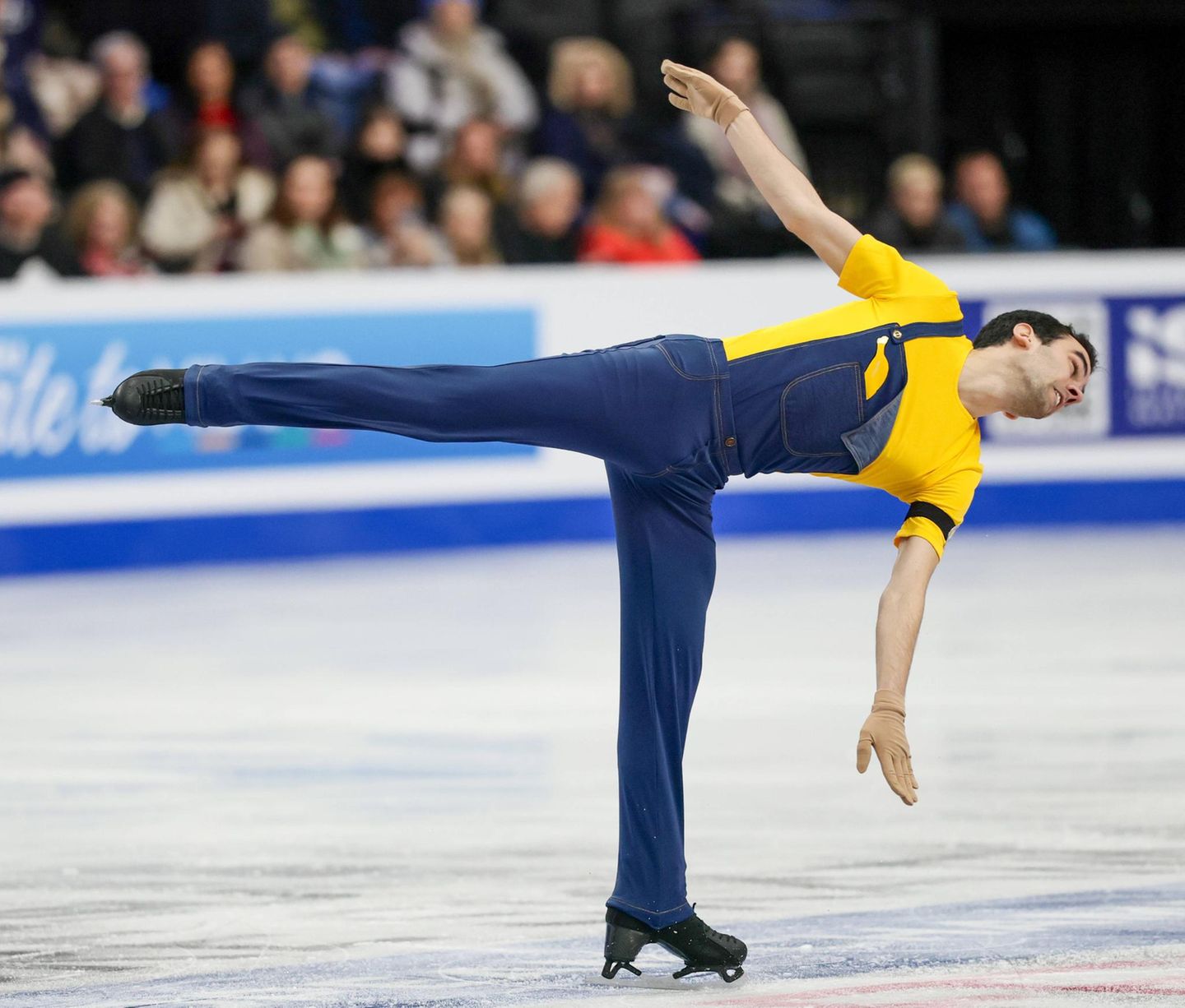 Spanischer Eiskunstläufer im Minion-Kostüm, kurz vor Olympiastart