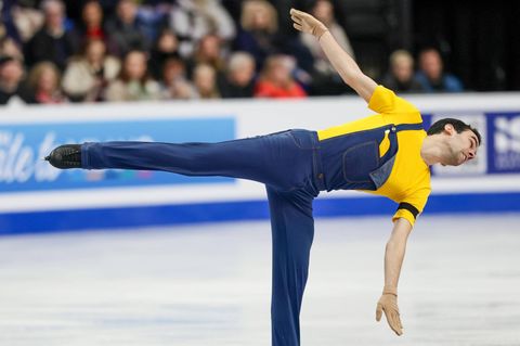 Spanischer Eiskunstläufer im Minion-Kostüm, kurz vor Olympiastart