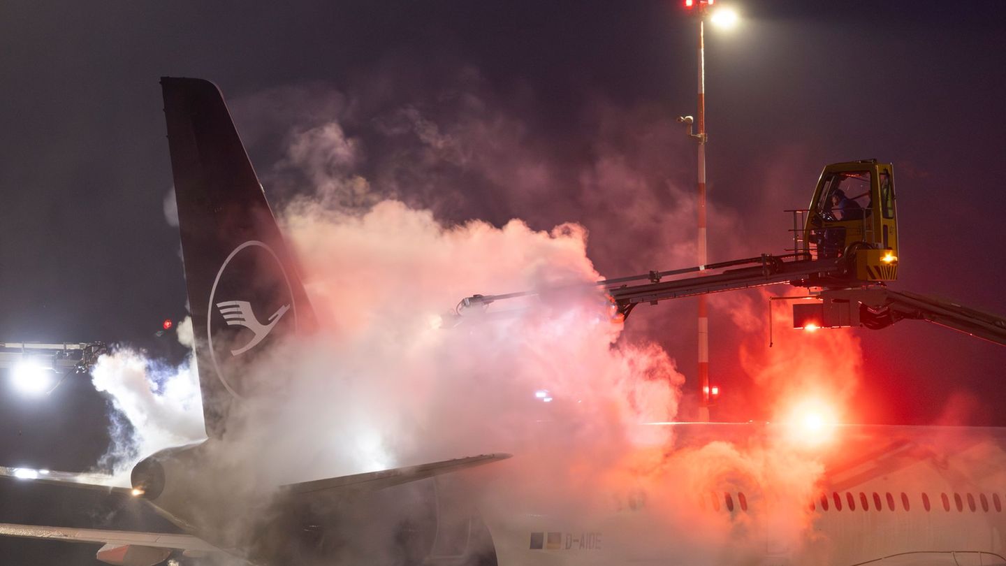 Am Flughafen in Frankfurt verzögerten sich die Starts am Morgen noch wegen der Enteisungen. Foto: Hannes P. Albert/dpa