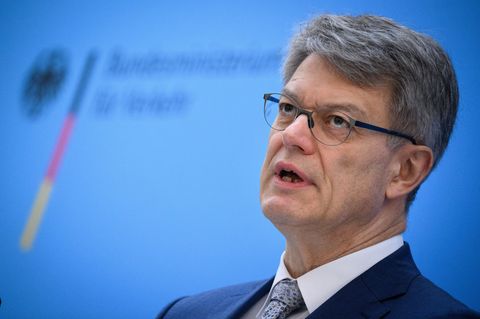 Bundesverkehrsminister Schnieder zeigte sich entsetzt und fassungslos. (Archivbild) Foto: Bernd von Jutrczenka/dpa