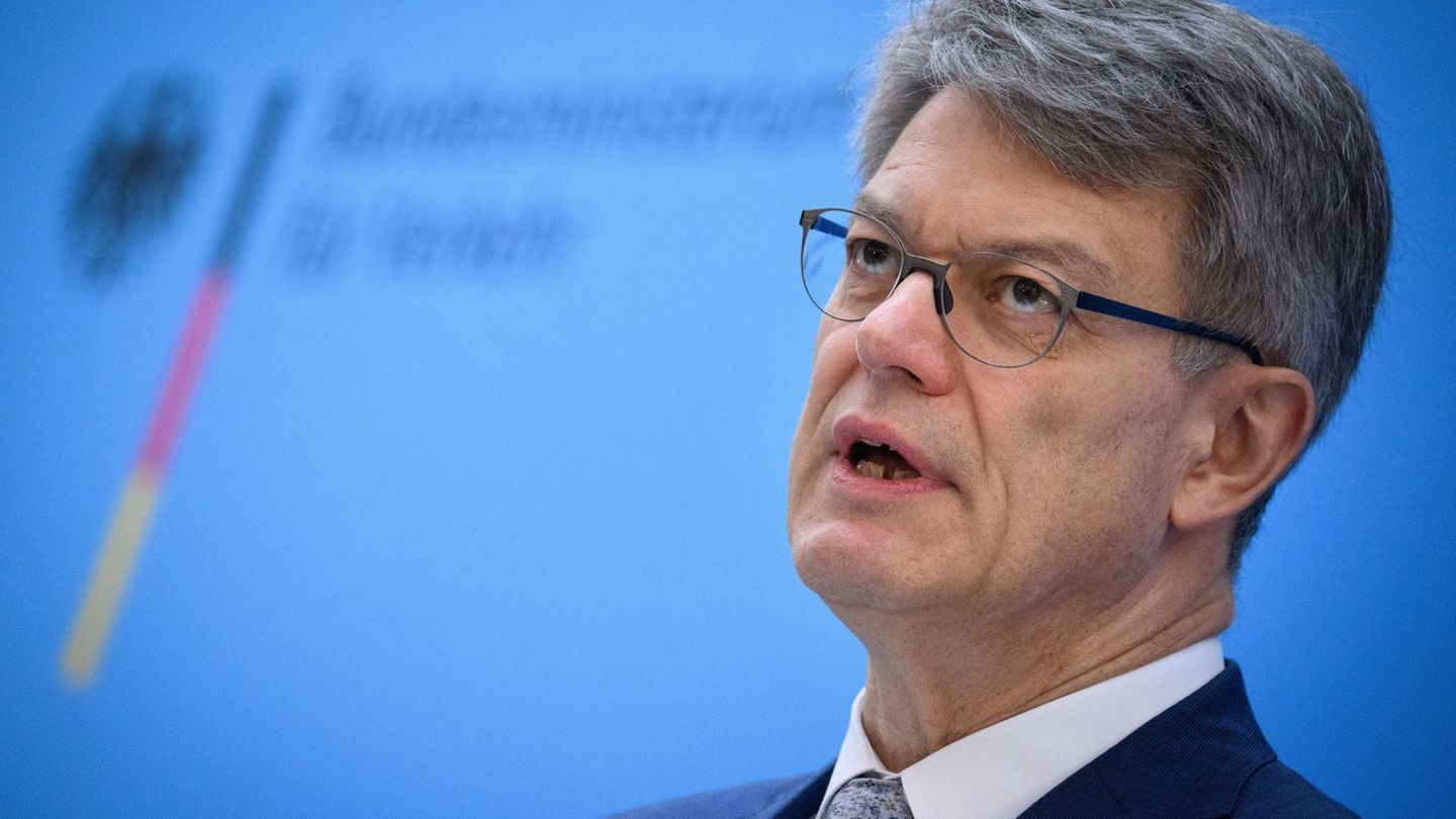 Bundesverkehrsminister Schnieder zeigte sich entsetzt und fassungslos. (Archivbild) Foto: Bernd von Jutrczenka/dpa