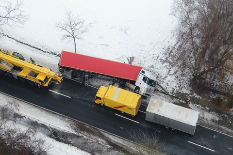 Ein tonnenschwerer Sattelzug liegt im Landkreis Osnabrück im Graben und die Bergung gestaltet sich schwierig. Foto: -/NWM/dpa
