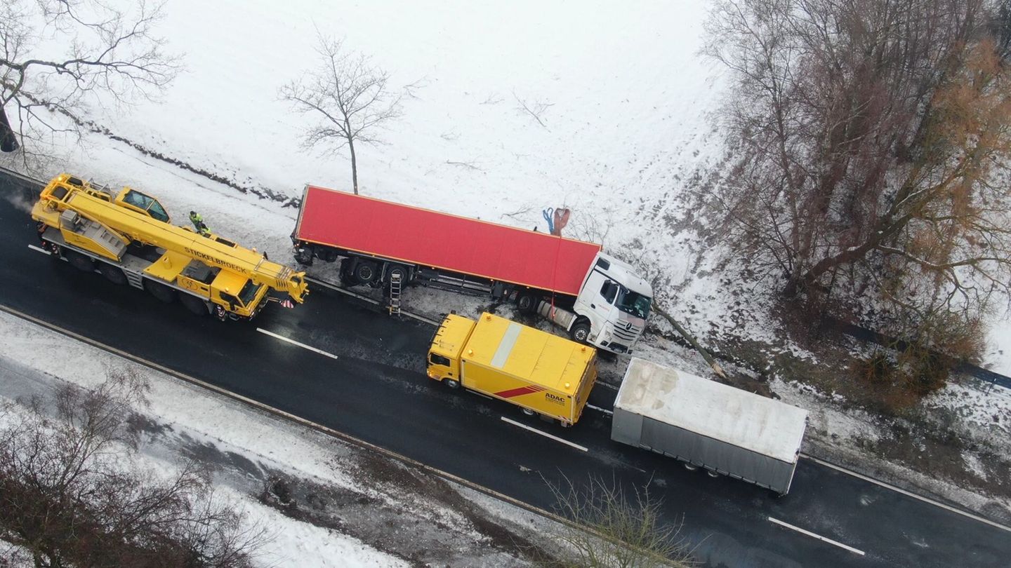 Ein tonnenschwerer Sattelzug liegt im Landkreis Osnabrück im Graben und die Bergung gestaltet sich schwierig. Foto: -/NWM/dpa